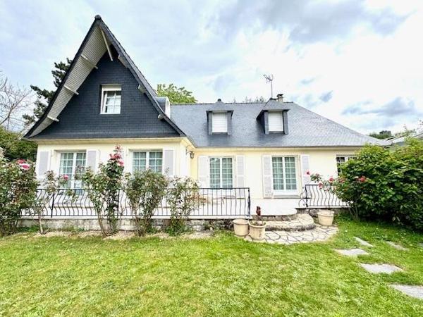 Très belle propriété sur un parc paysagé clos de 2354 m2