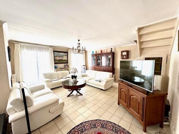 Très belle propriété sur un parc paysagé clos de 2354 m2