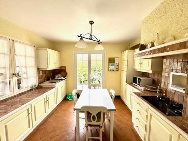 Très belle propriété sur un parc paysagé clos de 2354 m2