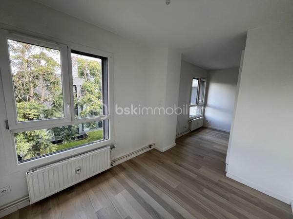 À VENDRE !!!
Charmant, lumineux, fonctionnel T1 bis de 24 M2 situé au 2 -ème étage d'une résidence calme et bien entretenue.
il comprend un coin cuisine, un espace nuit, une salle de douche avec toilette.
En bon état ce bien est prêt à vivre immédiatement. idéal pour une résidence principale ou un investissement.
Une belle opportunité a ne pas manquer.