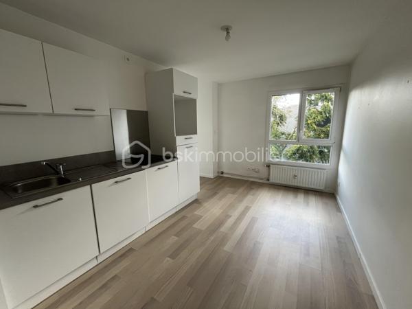 À VENDRE !!!
Charmant, lumineux, fonctionnel T1 bis de 24 M2 situé au 2 -ème étage d'une résidence calme et bien entretenue.
il comprend un coin cuisine, un espace nuit, une salle de douche avec toilette.
En bon état ce bien est prêt à vivre immédiatement. idéal pour une résidence principale ou un investissement.
Une belle opportunité a ne pas manquer.