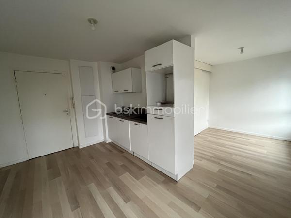 À VENDRE !!!
Charmant, lumineux, fonctionnel T1 bis de 24 M2 situé au 2 -ème étage d'une résidence calme et bien entretenue.
il comprend un coin cuisine, un espace nuit, une salle de douche avec toilette.
En bon état ce bien est prêt à vivre immédiatement. idéal pour une résidence principale ou un investissement.
Une belle opportunité a ne pas manquer.