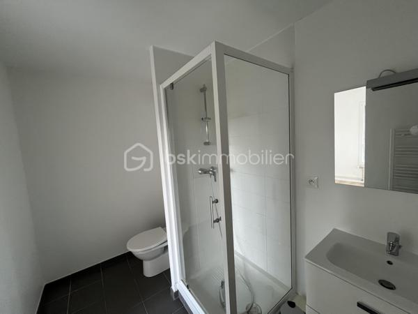 À VENDRE !!!
Charmant, lumineux, fonctionnel T1 bis de 24 M2 situé au 2 -ème étage d'une résidence calme et bien entretenue.
il comprend un coin cuisine, un espace nuit, une salle de douche avec toilette.
En bon état ce bien est prêt à vivre immédiatement. idéal pour une résidence principale ou un investissement.
Une belle opportunité a ne pas manquer.
