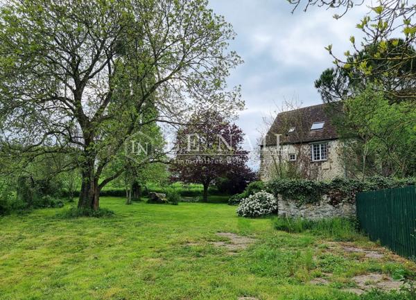 LOGIS SARTHOIS ET DEPENDANCES DANS UN BEL ENVIRONNEMENT EN PAYS DE LA LOIRE