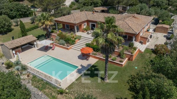 Nîmes secteur ouest, Villa d'architecte plain-pied 217 m², piscine chauffée, terrain paysager 3 000m