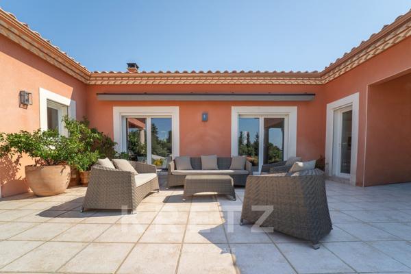 Nîmes secteur ouest, Villa d'architecte plain-pied 217 m², piscine chauffée, terrain paysager 3 000m