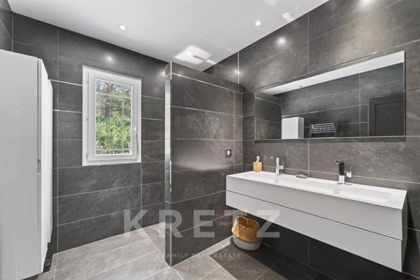 Nîmes secteur ouest, Villa d'architecte plain-pied 217 m², piscine chauffée, terrain paysager 3 000m