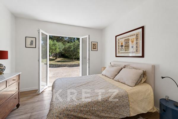 Nîmes secteur ouest, Villa d'architecte plain-pied 217 m², piscine chauffée, terrain paysager 3 000m