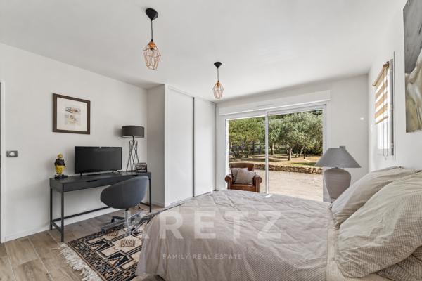 Nîmes secteur ouest, Villa d'architecte plain-pied 217 m², piscine chauffée, terrain paysager 3 000m
