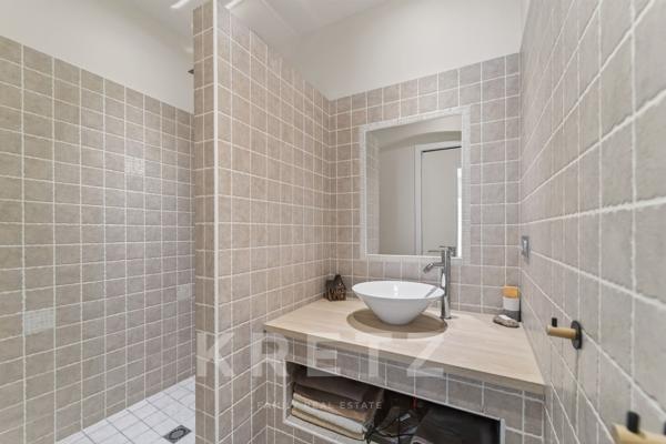 Nîmes secteur ouest, Villa d'architecte plain-pied 217 m², piscine chauffée, terrain paysager 3 000m