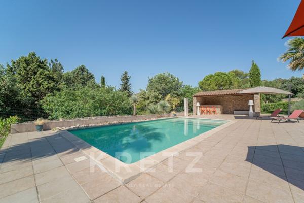 Nîmes secteur ouest, Villa d'architecte plain-pied 217 m², piscine chauffée, terrain paysager 3 000m