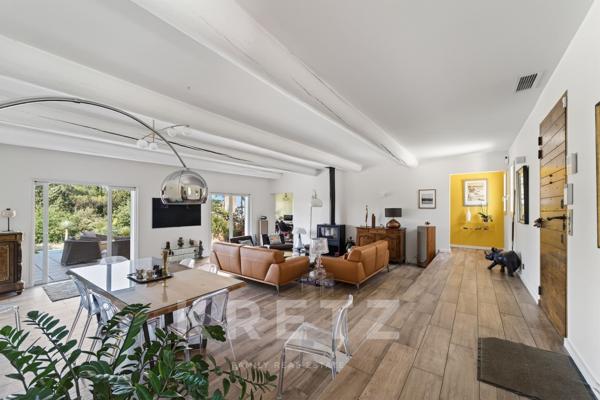 Nîmes secteur ouest, Villa d'architecte plain-pied 217 m², piscine chauffée, terrain paysager 3 000m