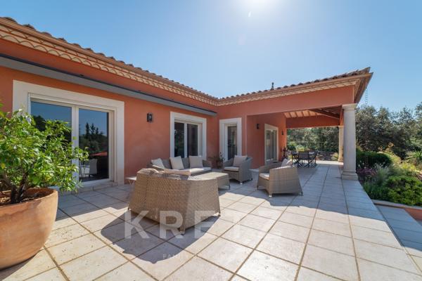 Nîmes secteur ouest, Villa d'architecte plain-pied 217 m², piscine chauffée, terrain paysager 3 000m
