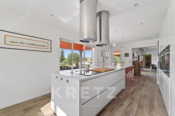 Nîmes secteur ouest, Villa d'architecte plain-pied 217 m², piscine chauffée, terrain paysager 3 000m