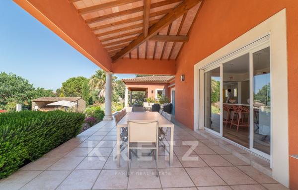 Nîmes secteur ouest, Villa d'architecte plain-pied 217 m², piscine chauffée, terrain paysager 3 000m