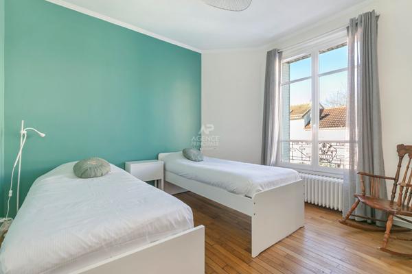 Versailles Montreuil Maison 7 pièces 167m² au sol sur parcelle de 300 m² environ avec garage €1 345 000 ** - Référence 27210