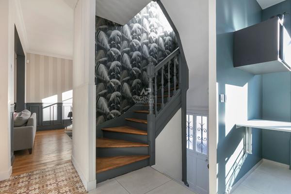 Versailles Montreuil Maison 7 pièces 167m² au sol sur parcelle de 300 m² environ avec garage €1 345 000 ** - Référence 27210