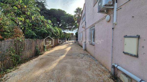 A VENDRE APPARTEMENT T2 DE 25M² EN REZ DE CHAUSSEE A ARGELES SUR MER - COTE VILLAGE - REFAIT A NEUF - CLIMATISATION REVERSIBLE - TERRASSE - SYNDIC BENEVOLE.
Cet appartement, situé au coeur du village, à cinq minutes à pied des écoles, des commerces et du marché, proche des plages également, se compose en plain-pied d'une pièce à vivre baignée de lumière qui s'ouvre sur une cuisine américaine aménagée, d'une chambre avec placard, d'une salle d'eau et d'un toilette.
Au gout du jour sans aucun travaux à prévoir, vous apprécierez sa terrasse pour d'agréables moments de farniente.
Vendu meublé, il sera idéal pour votre premier achat en tant que primo-accédant, parfait pour votre résidence principale ou secondaire, et adapté pour un investissement locatif.
Je reste à votre disposition pour toutes informations.