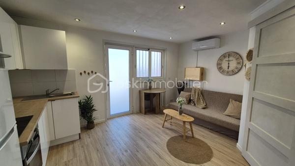 A VENDRE APPARTEMENT T2 DE 25M² EN REZ DE CHAUSSEE A ARGELES SUR MER - COTE VILLAGE - REFAIT A NEUF - CLIMATISATION REVERSIBLE - TERRASSE - SYNDIC BENEVOLE.
Cet appartement, situé au coeur du village, à cinq minutes à pied des écoles, des commerces et du marché, proche des plages également, se compose en plain-pied d'une pièce à vivre baignée de lumière qui s'ouvre sur une cuisine américaine aménagée, d'une chambre avec placard, d'une salle d'eau et d'un toilette.
Au gout du jour sans aucun travaux à prévoir, vous apprécierez sa terrasse pour d'agréables moments de farniente.
Vendu meublé, il sera idéal pour votre premier achat en tant que primo-accédant, parfait pour votre résidence principale ou secondaire, et adapté pour un investissement locatif.
Je reste à votre disposition pour toutes informations.