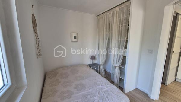 A VENDRE APPARTEMENT T2 DE 25M² EN REZ DE CHAUSSEE A ARGELES SUR MER - COTE VILLAGE - REFAIT A NEUF - CLIMATISATION REVERSIBLE - TERRASSE - SYNDIC BENEVOLE.
Cet appartement, situé au coeur du village, à cinq minutes à pied des écoles, des commerces et du marché, proche des plages également, se compose en plain-pied d'une pièce à vivre baignée de lumière qui s'ouvre sur une cuisine américaine aménagée, d'une chambre avec placard, d'une salle d'eau et d'un toilette.
Au gout du jour sans aucun travaux à prévoir, vous apprécierez sa terrasse pour d'agréables moments de farniente.
Vendu meublé, il sera idéal pour votre premier achat en tant que primo-accédant, parfait pour votre résidence principale ou secondaire, et adapté pour un investissement locatif.
Je reste à votre disposition pour toutes informations.