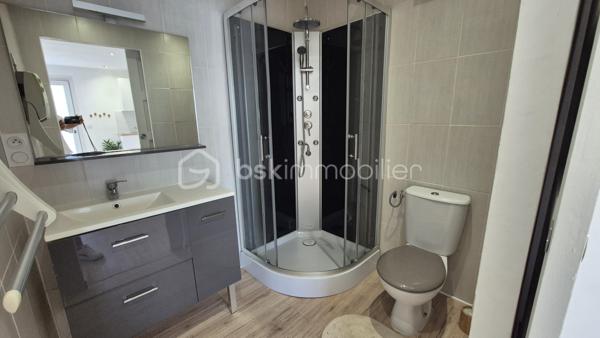 A VENDRE APPARTEMENT T2 DE 25M² EN REZ DE CHAUSSEE A ARGELES SUR MER - COTE VILLAGE - REFAIT A NEUF - CLIMATISATION REVERSIBLE - TERRASSE - SYNDIC BENEVOLE.
Cet appartement, situé au coeur du village, à cinq minutes à pied des écoles, des commerces et du marché, proche des plages également, se compose en plain-pied d'une pièce à vivre baignée de lumière qui s'ouvre sur une cuisine américaine aménagée, d'une chambre avec placard, d'une salle d'eau et d'un toilette.
Au gout du jour sans aucun travaux à prévoir, vous apprécierez sa terrasse pour d'agréables moments de farniente.
Vendu meublé, il sera idéal pour votre premier achat en tant que primo-accédant, parfait pour votre résidence principale ou secondaire, et adapté pour un investissement locatif.
Je reste à votre disposition pour toutes informations.