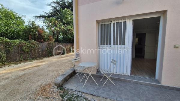 A VENDRE APPARTEMENT T2 DE 25M² EN REZ DE CHAUSSEE A ARGELES SUR MER - COTE VILLAGE - REFAIT A NEUF - CLIMATISATION REVERSIBLE - TERRASSE - SYNDIC BENEVOLE.
Cet appartement, situé au coeur du village, à cinq minutes à pied des écoles, des commerces et du marché, proche des plages également, se compose en plain-pied d'une pièce à vivre baignée de lumière qui s'ouvre sur une cuisine américaine aménagée, d'une chambre avec placard, d'une salle d'eau et d'un toilette.
Au gout du jour sans aucun travaux à prévoir, vous apprécierez sa terrasse pour d'agréables moments de farniente.
Vendu meublé, il sera idéal pour votre premier achat en tant que primo-accédant, parfait pour votre résidence principale ou secondaire, et adapté pour un investissement locatif.
Je reste à votre disposition pour toutes informations.