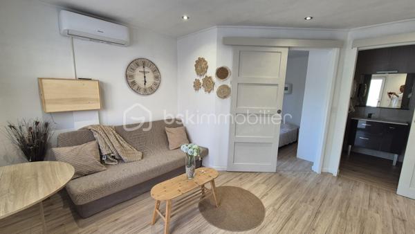 A VENDRE APPARTEMENT T2 DE 25M² EN REZ DE CHAUSSEE A ARGELES SUR MER - COTE VILLAGE - REFAIT A NEUF - CLIMATISATION REVERSIBLE - TERRASSE - SYNDIC BENEVOLE.
Cet appartement, situé au coeur du village, à cinq minutes à pied des écoles, des commerces et du marché, proche des plages également, se compose en plain-pied d'une pièce à vivre baignée de lumière qui s'ouvre sur une cuisine américaine aménagée, d'une chambre avec placard, d'une salle d'eau et d'un toilette.
Au gout du jour sans aucun travaux à prévoir, vous apprécierez sa terrasse pour d'agréables moments de farniente.
Vendu meublé, il sera idéal pour votre premier achat en tant que primo-accédant, parfait pour votre résidence principale ou secondaire, et adapté pour un investissement locatif.
Je reste à votre disposition pour toutes informations.
