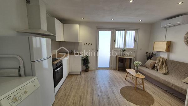A VENDRE APPARTEMENT T2 DE 25M² EN REZ DE CHAUSSEE A ARGELES SUR MER - COTE VILLAGE - REFAIT A NEUF - CLIMATISATION REVERSIBLE - TERRASSE - SYNDIC BENEVOLE.
Cet appartement, situé au coeur du village, à cinq minutes à pied des écoles, des commerces et du marché, proche des plages également, se compose en plain-pied d'une pièce à vivre baignée de lumière qui s'ouvre sur une cuisine américaine aménagée, d'une chambre avec placard, d'une salle d'eau et d'un toilette.
Au gout du jour sans aucun travaux à prévoir, vous apprécierez sa terrasse pour d'agréables moments de farniente.
Vendu meublé, il sera idéal pour votre premier achat en tant que primo-accédant, parfait pour votre résidence principale ou secondaire, et adapté pour un investissement locatif.
Je reste à votre disposition pour toutes informations.