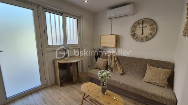 A VENDRE APPARTEMENT T2 DE 25M² EN REZ DE CHAUSSEE A ARGELES SUR MER - COTE VILLAGE - REFAIT A NEUF - CLIMATISATION REVERSIBLE - TERRASSE - SYNDIC BENEVOLE.
Cet appartement, situé au coeur du village, à cinq minutes à pied des écoles, des commerces et du marché, proche des plages également, se compose en plain-pied d'une pièce à vivre baignée de lumière qui s'ouvre sur une cuisine américaine aménagée, d'une chambre avec placard, d'une salle d'eau et d'un toilette.
Au gout du jour sans aucun travaux à prévoir, vous apprécierez sa terrasse pour d'agréables moments de farniente.
Vendu meublé, il sera idéal pour votre premier achat en tant que primo-accédant, parfait pour votre résidence principale ou secondaire, et adapté pour un investissement locatif.
Je reste à votre disposition pour toutes informations.