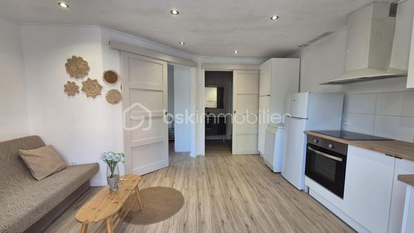 A VENDRE APPARTEMENT T2 DE 25M² EN REZ DE CHAUSSEE A ARGELES SUR MER - COTE VILLAGE - REFAIT A NEUF - CLIMATISATION REVERSIBLE - TERRASSE - SYNDIC BENEVOLE.
Cet appartement, situé au coeur du village, à cinq minutes à pied des écoles, des commerces et du marché, proche des plages également, se compose en plain-pied d'une pièce à vivre baignée de lumière qui s'ouvre sur une cuisine américaine aménagée, d'une chambre avec placard, d'une salle d'eau et d'un toilette.
Au gout du jour sans aucun travaux à prévoir, vous apprécierez sa terrasse pour d'agréables moments de farniente.
Vendu meublé, il sera idéal pour votre premier achat en tant que primo-accédant, parfait pour votre résidence principale ou secondaire, et adapté pour un investissement locatif.
Je reste à votre disposition pour toutes informations.