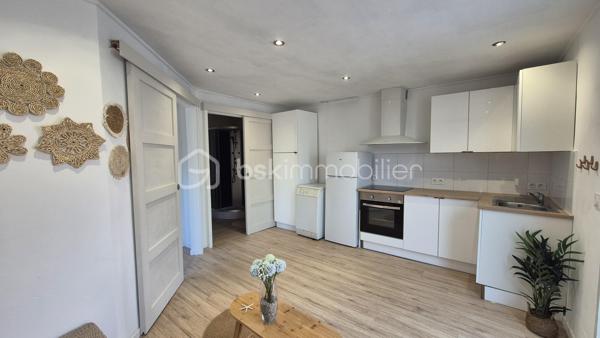 A VENDRE APPARTEMENT T2 DE 25M² EN REZ DE CHAUSSEE A ARGELES SUR MER - COTE VILLAGE - REFAIT A NEUF - CLIMATISATION REVERSIBLE - TERRASSE - SYNDIC BENEVOLE.
Cet appartement, situé au coeur du village, à cinq minutes à pied des écoles, des commerces et du marché, proche des plages également, se compose en plain-pied d'une pièce à vivre baignée de lumière qui s'ouvre sur une cuisine américaine aménagée, d'une chambre avec placard, d'une salle d'eau et d'un toilette.
Au gout du jour sans aucun travaux à prévoir, vous apprécierez sa terrasse pour d'agréables moments de farniente.
Vendu meublé, il sera idéal pour votre premier achat en tant que primo-accédant, parfait pour votre résidence principale ou secondaire, et adapté pour un investissement locatif.
Je reste à votre disposition pour toutes informations.