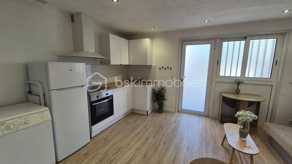 A VENDRE APPARTEMENT T2 DE 25M² EN REZ DE CHAUSSEE A ARGELES SUR MER - COTE VILLAGE - REFAIT A NEUF - CLIMATISATION REVERSIBLE - TERRASSE - SYNDIC BENEVOLE.
Cet appartement, situé au coeur du village, à cinq minutes à pied des écoles, des commerces et du marché, proche des plages également, se compose en plain-pied d'une pièce à vivre baignée de lumière qui s'ouvre sur une cuisine américaine aménagée, d'une chambre avec placard, d'une salle d'eau et d'un toilette.
Au gout du jour sans aucun travaux à prévoir, vous apprécierez sa terrasse pour d'agréables moments de farniente.
Vendu meublé, il sera idéal pour votre premier achat en tant que primo-accédant, parfait pour votre résidence principale ou secondaire, et adapté pour un investissement locatif.
Je reste à votre disposition pour toutes informations.