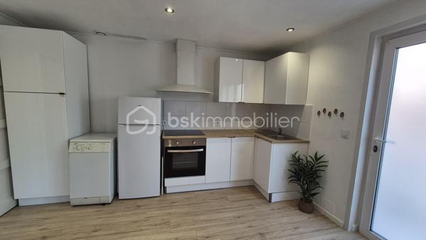 A VENDRE APPARTEMENT T2 DE 25M² EN REZ DE CHAUSSEE A ARGELES SUR MER - COTE VILLAGE - REFAIT A NEUF - CLIMATISATION REVERSIBLE - TERRASSE - SYNDIC BENEVOLE.
Cet appartement, situé au coeur du village, à cinq minutes à pied des écoles, des commerces et du marché, proche des plages également, se compose en plain-pied d'une pièce à vivre baignée de lumière qui s'ouvre sur une cuisine américaine aménagée, d'une chambre avec placard, d'une salle d'eau et d'un toilette.
Au gout du jour sans aucun travaux à prévoir, vous apprécierez sa terrasse pour d'agréables moments de farniente.
Vendu meublé, il sera idéal pour votre premier achat en tant que primo-accédant, parfait pour votre résidence principale ou secondaire, et adapté pour un investissement locatif.
Je reste à votre disposition pour toutes informations.
