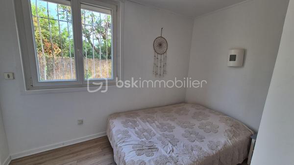 A VENDRE APPARTEMENT T2 DE 25M² EN REZ DE CHAUSSEE A ARGELES SUR MER - COTE VILLAGE - REFAIT A NEUF - CLIMATISATION REVERSIBLE - TERRASSE - SYNDIC BENEVOLE.
Cet appartement, situé au coeur du village, à cinq minutes à pied des écoles, des commerces et du marché, proche des plages également, se compose en plain-pied d'une pièce à vivre baignée de lumière qui s'ouvre sur une cuisine américaine aménagée, d'une chambre avec placard, d'une salle d'eau et d'un toilette.
Au gout du jour sans aucun travaux à prévoir, vous apprécierez sa terrasse pour d'agréables moments de farniente.
Vendu meublé, il sera idéal pour votre premier achat en tant que primo-accédant, parfait pour votre résidence principale ou secondaire, et adapté pour un investissement locatif.
Je reste à votre disposition pour toutes informations.