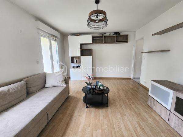 Situé au 1er étage sur 2 d’une élégante résidence à taille humaine en pierres de taille, parfaitement entretenue, ce bel appartement de 2 pièces vous séduira par son atmosphère chaleureuse et son agencement optimisé.
Dès l’entrée, vous découvrez une cuisine séparée, aménagée et équipée. Le séjour lumineux de plus de 18 m² s’ouvre sur un agréable balcon cosy à l'abri des regards, idéal pour vos moments de détente.
L’espace nuit se compose d’une chambre avec dressing, offrant un véritable cocon de confort, d’une salle d’eau fonctionnelle ainsi que de toilettes séparées.
Chauffage électrique individuel.
Les + du bien :
Box privatif de 13m²
Balcon
Double vitrage
Volets roulants électriques 
Très bon DPE C et GES C
A PIED :
Bords de Marne à 5 minutes
Bus 116 à 5–6 minutes
Mairie à 7:8 minutes
RER A et E à 15/25 minutes

👉 Un bien rare, parfait pour un premier achat ou un investissement, au cœur d’un environnement privilégié du Val-de-Marne.