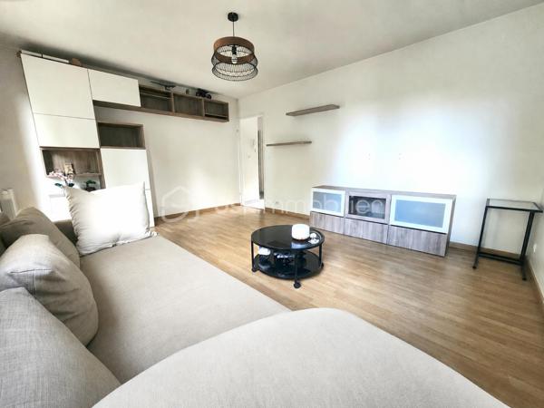 Situé au 1er étage sur 2 d’une élégante résidence à taille humaine en pierres de taille, parfaitement entretenue, ce bel appartement de 2 pièces vous séduira par son atmosphère chaleureuse et son agencement optimisé.
Dès l’entrée, vous découvrez une cuisine séparée, aménagée et équipée. Le séjour lumineux de plus de 18 m² s’ouvre sur un agréable balcon cosy à l'abri des regards, idéal pour vos moments de détente.
L’espace nuit se compose d’une chambre avec dressing, offrant un véritable cocon de confort, d’une salle d’eau fonctionnelle ainsi que de toilettes séparées.
Chauffage électrique individuel.
Les + du bien :
Box privatif de 13m²
Balcon
Double vitrage
Volets roulants électriques 
Très bon DPE C et GES C
A PIED :
Bords de Marne à 5 minutes
Bus 116 à 5–6 minutes
Mairie à 7:8 minutes
RER A et E à 15/25 minutes

👉 Un bien rare, parfait pour un premier achat ou un investissement, au cœur d’un environnement privilégié du Val-de-Marne.