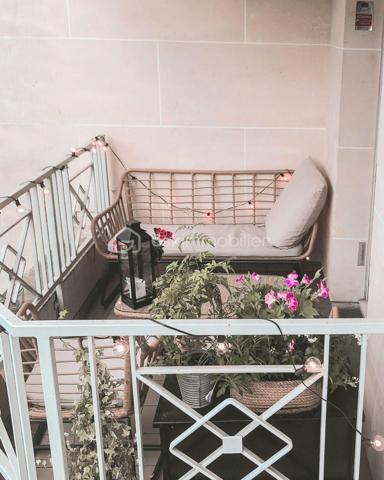 Situé au 1er étage sur 2 d’une élégante résidence à taille humaine en pierres de taille, parfaitement entretenue, ce bel appartement de 2 pièces vous séduira par son atmosphère chaleureuse et son agencement optimisé.
Dès l’entrée, vous découvrez une cuisine séparée, aménagée et équipée. Le séjour lumineux de plus de 18 m² s’ouvre sur un agréable balcon cosy à l'abri des regards, idéal pour vos moments de détente.
L’espace nuit se compose d’une chambre avec dressing, offrant un véritable cocon de confort, d’une salle d’eau fonctionnelle ainsi que de toilettes séparées.
Chauffage électrique individuel.
Les + du bien :
Box privatif de 13m²
Balcon
Double vitrage
Volets roulants électriques 
Très bon DPE C et GES C
A PIED :
Bords de Marne à 5 minutes
Bus 116 à 5–6 minutes
Mairie à 7:8 minutes
RER A et E à 15/25 minutes

👉 Un bien rare, parfait pour un premier achat ou un investissement, au cœur d’un environnement privilégié du Val-de-Marne.