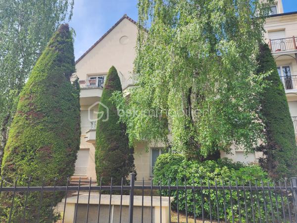 Situé au 1er étage sur 2 d’une élégante résidence à taille humaine en pierres de taille, parfaitement entretenue, ce bel appartement de 2 pièces vous séduira par son atmosphère chaleureuse et son agencement optimisé.
Dès l’entrée, vous découvrez une cuisine séparée, aménagée et équipée. Le séjour lumineux de plus de 18 m² s’ouvre sur un agréable balcon cosy à l'abri des regards, idéal pour vos moments de détente.
L’espace nuit se compose d’une chambre avec beau parquet et dressing, offrant un véritable cocon de confort, d’une salle d’eau fonctionnelle ainsi que de toilettes séparées.
Chauffage électrique individuel.
Les + du bien :
Box privatif de 13m²
Balcon
Double vitrage
Volets roulants électriques 
Très bon DPE C et GES C
A PIED :
Bords de Marne à 5 minutes
Bus 116 à 5–6 minutes
Mairie à 7:8 minutes
RER A et E à 15/25 minutes

👉 Un bien rare, parfait pour un premier achat ou un investissement, au cœur d’un environnement privilégié du Val-de-Marne.