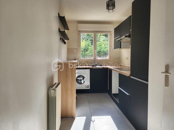 Situé au 1er étage sur 2 d’une élégante résidence à taille humaine en pierres de taille, parfaitement entretenue, ce bel appartement de 2 pièces vous séduira par son atmosphère chaleureuse et son agencement optimisé.
Dès l’entrée, vous découvrez une cuisine séparée, aménagée et équipée. Le séjour lumineux de plus de 18 m² s’ouvre sur un agréable balcon cosy à l'abri des regards, idéal pour vos moments de détente.
L’espace nuit se compose d’une chambre avec dressing, offrant un véritable cocon de confort, d’une salle d’eau fonctionnelle ainsi que de toilettes séparées.
Chauffage électrique individuel.
Les + du bien :
Box privatif de 13m²
Balcon
Double vitrage
Volets roulants électriques 
Très bon DPE C et GES C
A PIED :
Bords de Marne à 5 minutes
Bus 116 à 5–6 minutes
Mairie à 7:8 minutes
RER A et E à 15/25 minutes

👉 Un bien rare, parfait pour un premier achat ou un investissement, au cœur d’un environnement privilégié du Val-de-Marne.