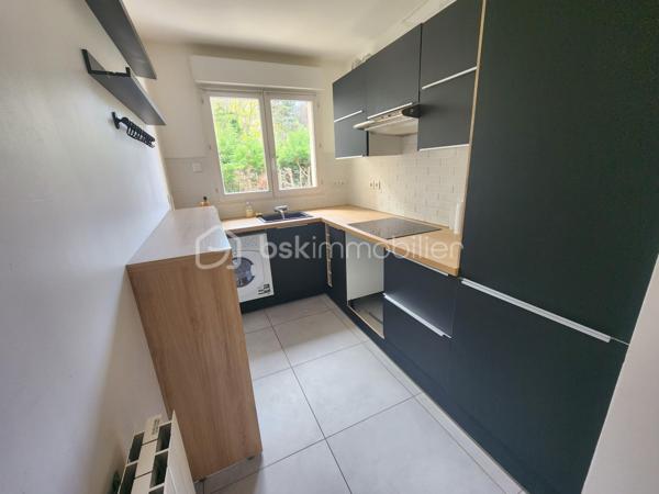 Situé au 1er étage sur 2 d’une élégante résidence à taille humaine en pierres de taille, parfaitement entretenue, ce bel appartement de 2 pièces vous séduira par son atmosphère chaleureuse et son agencement optimisé.
Dès l’entrée, vous découvrez une cuisine séparée, aménagée et équipée. Le séjour lumineux de plus de 18 m² s’ouvre sur un agréable balcon cosy à l'abri des regards, idéal pour vos moments de détente.
L’espace nuit se compose d’une chambre avec dressing, offrant un véritable cocon de confort, d’une salle d’eau fonctionnelle ainsi que de toilettes séparées.
Chauffage électrique individuel.
Les + du bien :
Box privatif de 13m²
Balcon
Double vitrage
Volets roulants électriques 
Très bon DPE C et GES C
A PIED :
Bords de Marne à 5 minutes
Bus 116 à 5–6 minutes
Mairie à 7:8 minutes
RER A et E à 15/25 minutes

👉 Un bien rare, parfait pour un premier achat ou un investissement, au cœur d’un environnement privilégié du Val-de-Marne.
