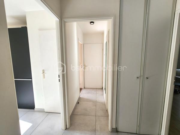 Situé au 1er étage sur 2 d’une élégante résidence à taille humaine en pierres de taille, parfaitement entretenue, ce bel appartement de 2 pièces vous séduira par son atmosphère chaleureuse et son agencement optimisé.
Dès l’entrée, vous découvrez une cuisine séparée, aménagée et équipée. Le séjour lumineux de plus de 18 m² s’ouvre sur un agréable balcon cosy à l'abri des regards, idéal pour vos moments de détente.
L’espace nuit se compose d’une chambre avec dressing, offrant un véritable cocon de confort, d’une salle d’eau fonctionnelle ainsi que de toilettes séparées.
Chauffage électrique individuel.
Les + du bien :
Box privatif de 13m²
Balcon
Double vitrage
Volets roulants électriques 
Très bon DPE C et GES C
A PIED :
Bords de Marne à 5 minutes
Bus 116 à 5–6 minutes
Mairie à 7:8 minutes
RER A et E à 15/25 minutes

👉 Un bien rare, parfait pour un premier achat ou un investissement, au cœur d’un environnement privilégié du Val-de-Marne.