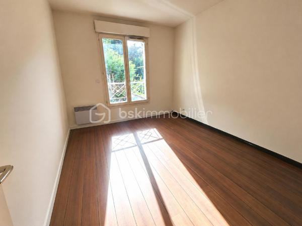 Situé au 1er étage sur 2 d’une élégante résidence à taille humaine en pierres de taille, parfaitement entretenue, ce bel appartement de 2 pièces vous séduira par son atmosphère chaleureuse et son agencement optimisé.
Dès l’entrée, vous découvrez une cuisine séparée, aménagée et équipée. Le séjour lumineux de plus de 18 m² s’ouvre sur un agréable balcon cosy à l'abri des regards, idéal pour vos moments de détente.
L’espace nuit se compose d’une chambre avec dressing, offrant un véritable cocon de confort, d’une salle d’eau fonctionnelle ainsi que de toilettes séparées.
Chauffage électrique individuel.
Les + du bien :
Box privatif de 13m²
Balcon
Double vitrage
Volets roulants électriques 
Très bon DPE C et GES C
A PIED :
Bords de Marne à 5 minutes
Bus 116 à 5–6 minutes
Mairie à 7:8 minutes
RER A et E à 15/25 minutes

👉 Un bien rare, parfait pour un premier achat ou un investissement, au cœur d’un environnement privilégié du Val-de-Marne.