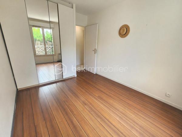 Situé au 1er étage sur 2 d’une élégante résidence à taille humaine en pierres de taille, parfaitement entretenue, ce bel appartement de 2 pièces vous séduira par son atmosphère chaleureuse et son agencement optimisé.
Dès l’entrée, vous découvrez une cuisine séparée, aménagée et équipée. Le séjour lumineux de plus de 18 m² s’ouvre sur un agréable balcon cosy à l'abri des regards, idéal pour vos moments de détente.
L’espace nuit se compose d’une chambre avec dressing, offrant un véritable cocon de confort, d’une salle d’eau fonctionnelle ainsi que de toilettes séparées.
Chauffage électrique individuel.
Les + du bien :
Box privatif de 13m²
Balcon
Double vitrage
Volets roulants électriques 
Très bon DPE C et GES C
A PIED :
Bords de Marne à 5 minutes
Bus 116 à 5–6 minutes
Mairie à 7:8 minutes
RER A et E à 15/25 minutes

👉 Un bien rare, parfait pour un premier achat ou un investissement, au cœur d’un environnement privilégié du Val-de-Marne.