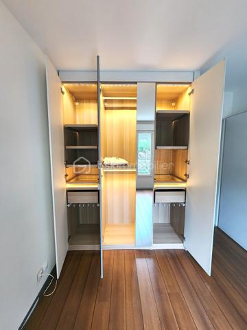 Situé au 1er étage sur 2 d’une élégante résidence à taille humaine en pierres de taille, parfaitement entretenue, ce bel appartement de 2 pièces vous séduira par son atmosphère chaleureuse et son agencement optimisé.
Dès l’entrée, vous découvrez une cuisine séparée, aménagée et équipée. Le séjour lumineux de plus de 18 m² s’ouvre sur un agréable balcon cosy à l'abri des regards, idéal pour vos moments de détente.
L’espace nuit se compose d’une chambre avec dressing, offrant un véritable cocon de confort, d’une salle d’eau fonctionnelle ainsi que de toilettes séparées.
Chauffage électrique individuel.
Les + du bien :
Box privatif de 13m²
Balcon
Double vitrage
Volets roulants électriques 
Très bon DPE C et GES C
A PIED :
Bords de Marne à 5 minutes
Bus 116 à 5–6 minutes
Mairie à 7:8 minutes
RER A et E à 15/25 minutes

👉 Un bien rare, parfait pour un premier achat ou un investissement, au cœur d’un environnement privilégié du Val-de-Marne.