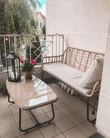 Situé au 1er étage sur 2 d’une élégante résidence à taille humaine en pierres de taille, parfaitement entretenue, ce bel appartement de 2 pièces vous séduira par son atmosphère chaleureuse et son agencement optimisé.
Dès l’entrée, vous découvrez une cuisine séparée, aménagée et équipée. Le séjour lumineux de plus de 18 m² s’ouvre sur un agréable balcon cosy à l'abri des regards, idéal pour vos moments de détente.
L’espace nuit se compose d’une chambre avec dressing, offrant un véritable cocon de confort, d’une salle d’eau fonctionnelle ainsi que de toilettes séparées.
Chauffage électrique individuel.
Les + du bien :
Box privatif de 13m²
Balcon
Double vitrage
Volets roulants électriques 
Très bon DPE C et GES C
A PIED :
Bords de Marne à 5 minutes
Bus 116 à 5–6 minutes
Mairie à 7:8 minutes
RER A et E à 15/25 minutes

👉 Un bien rare, parfait pour un premier achat ou un investissement, au cœur d’un environnement privilégié du Val-de-Marne.