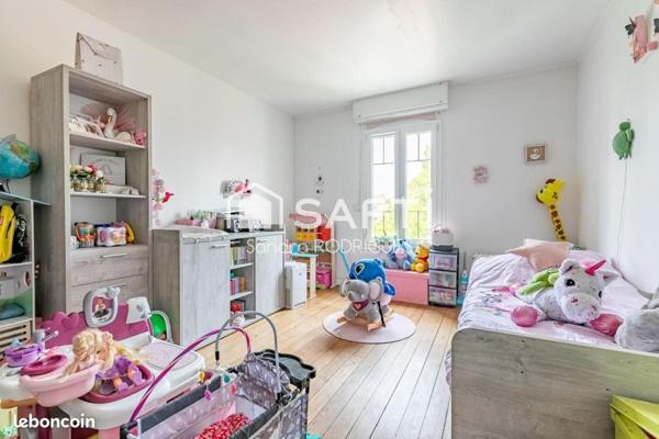 Maison Individuelle 8 piéces de Style "Art Déco"  au centre de Tergnier, vivable de plain pied.