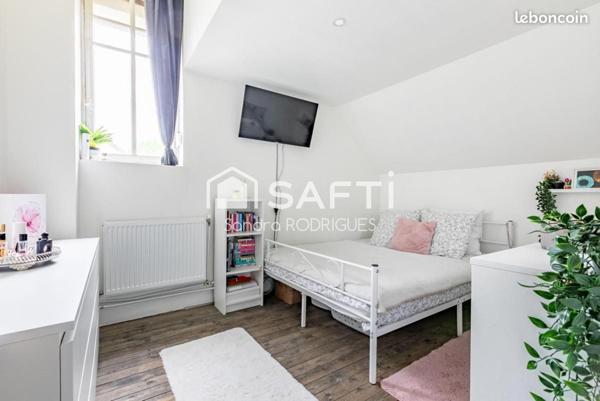 Maison Individuelle 8 piéces de Style "Art Déco"  au centre de Tergnier, vivable de plain pied.