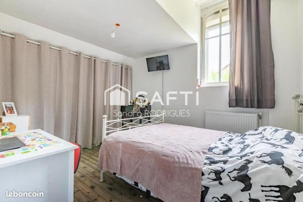 Maison Individuelle 8 piéces de Style "Art Déco"  au centre de Tergnier, vivable de plain pied.