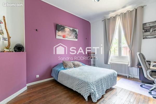 Maison Individuelle 8 piéces de Style "Art Déco"  au centre de Tergnier, vivable de plain pied.