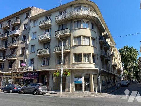 A VENDRE/TOULON/LOCAUX COMMERCIAUX : au sein du quartier du Pont du Las, sur l'avenue du XVème ...